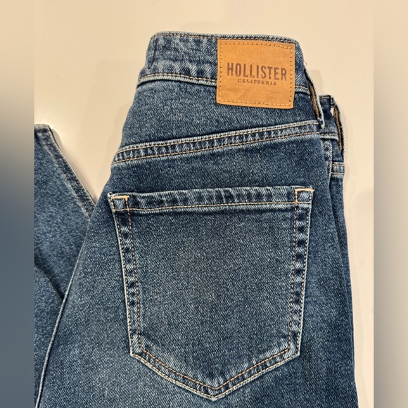 Hollister High-Rise Mom Jean Size 2R - Picture 3 of 4